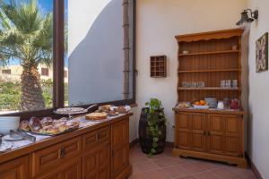 ビルジ・ヴェッキにあるLaguna dei Feniciのテーブルの上に料理のビュッフェ付きのキッチン