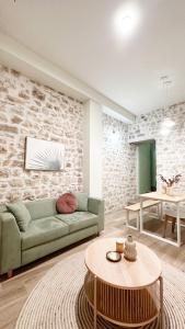 een woonkamer met een groene bank en een tafel bij Celestia Home in Ioannina