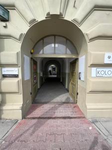 クラクフにあるCozy room between Kazimierz and the city centerのアーチ型の建物の入口