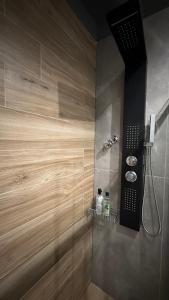 イオアニナにあるCelestia Homeのバスルーム(シャワー、木製の壁付)