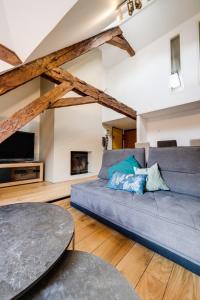 un soggiorno con divano e TV di Le SeptQatre - Grand triplex au cœur de la Vieille Ville ad Annecy