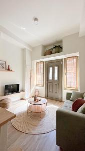 een woonkamer met een bank en een tafel bij Celestia Home in Ioannina