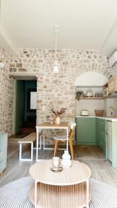 約阿尼納的住宿－Celestia Home，一间厨房,内设绿色橱柜和一张桌子