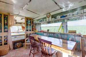 um quarto com uma mesa e cadeiras num comboio em 2 x Double Bed Glamping Wagon at Dalby Forest em Scarborough