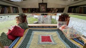 2 x Double Bed Glamping Wagon at Dalby Forest في سكرابورو: غرفة معيشة مع أريكة وسجادة على الأرض