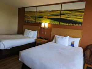 Postel nebo postele na pokoji v ubytování Days Inn by Wyndham Columbus Fairgrounds