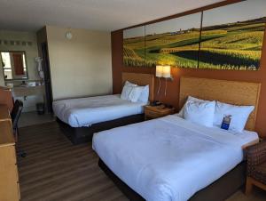 Postel nebo postele na pokoji v ubytování Days Inn by Wyndham Columbus Fairgrounds