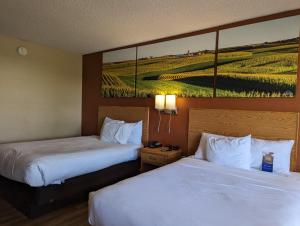 Postel nebo postele na pokoji v ubytování Days Inn by Wyndham Columbus Fairgrounds