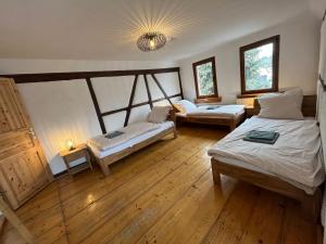 a room with two beds and a chandelier at Ferienwohnungen Am Schloss - Monteurzimmer Reuhl 