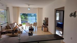 uma sala de estar com um sofá e uma mesa em Casa de campo Ar piscina Churrasqueira Saquarema em Jaconé