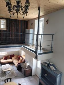 een woonkamer met een trap in een huis bij La Basse Aubin in Épinal