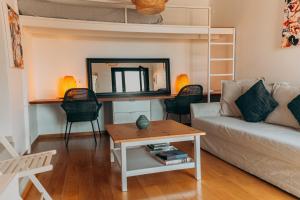 uma sala de estar com um sofá e um beliche em Pool and Sea View Apartments em Aghia Marina