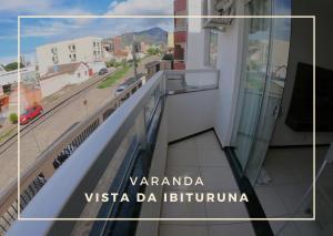 - Balcón en un edificio con vistas a la calle en TH 3102 - Flat de 2 quartos com varanda en Governador Valadares
