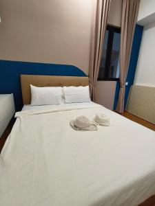 un letto con due cappelli sopra di (New) 2BR Luxury Rooftop Swimming pook Homestay@Georgetown@10pax - 无敌美景两房民宿 a George Town