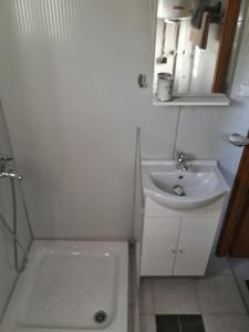 Koupelna v ubytování Cottage close to sea(150m) in Leptokarya- Εξοχικό + 11 fotografií