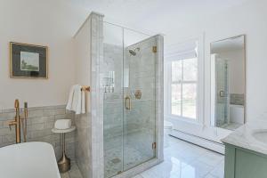 La salle de bains est pourvue d'une douche en verre, de toilettes et d'un lavabo. dans l'établissement Afton Mountain Inn, à Afton