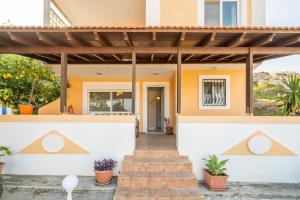 Villa Giorgos في كيفالوس: منزل به درج يؤدي للباب الأمامي