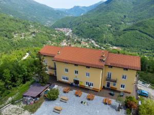 Nespecifikovaný výhled na hory nebo výhled na hory při pohledu z hotelu