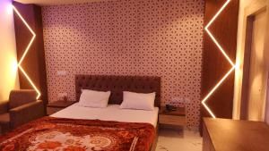 A bed or beds in a room at RBS Hotel & Restaurant 5 mint walking distance from Ram Janam Bhumi