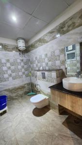 A bathroom at RBS Hotel & Restaurant 5 mint walking distance from Ram Janam Bhumi