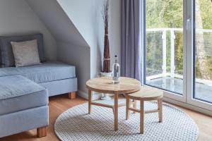 ein Wohnzimmer mit einem Tisch und einem Sofa in der Unterkunft Boutique Hotel Waldwiese in Hohwacht