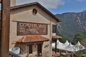 um edifício com uma placa que diz Cobio del Valle em Coto del Valle de Cazorla em Cazorla