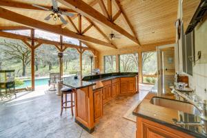 una gran cocina con techos de madera y una gran isla central en Stunning Hopland Vacation Rental with Pool and Hot Tub, en Hopland