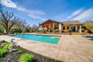 una casa con piscina frente a una casa en Stunning Hopland Vacation Rental with Pool and Hot Tub, en Hopland