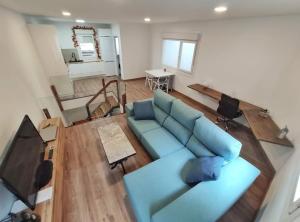 Телевизор и/или развлекательный центр в Duplex en el corazón del Casco Vello Vigués