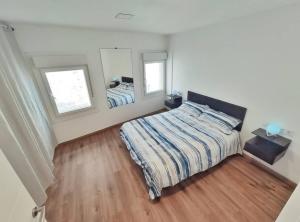 1 dormitorio con 1 cama y 2 ventanas en Duplex en el corazón del Casco Vello Vigués, en Vigo