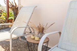 2 sillas y una mesa con velas en el patio en The Morus House with Private pool, en Melidhónion