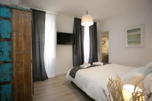 um quarto com uma cama e uma grande janela em Thebestinrome Piazza del Popolo - Vico em Roma