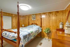 Krevet ili kreveti u jedinici u okviru objekta Burkesville Vacation Rental - 5 Mi to the Lake!