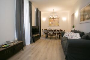 salon z kanapą i stołem w obiekcie Thebestinrome Piazza del Popolo - Vico w Rzymie
