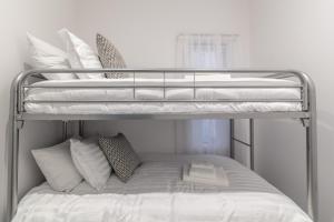 Cama ou camas em um quarto em Parc Avenue Residences Mile End