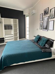 um quarto com uma cama grande e um edredão azul em Skyline em Novara