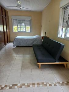 a living room with a couch and a bed at Monoambiente con terraza cerca de todo in Corrientes