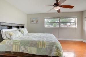 - une chambre avec un lit et un ventilateur de plafond dans l'établissement Clearwater Vacation Home Rental with Tiki Bar!, à Clearwater