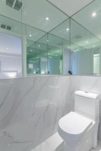 Um banheiro em Parc Avenue Residences Mile End
