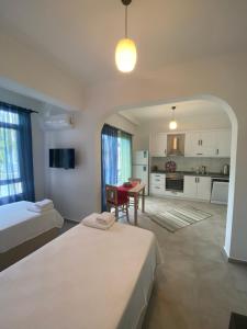 um quarto com 2 camas, uma mesa e uma cozinha em Kaş Merkezde Konforlu Apart-3 The Rush-3 em Kas