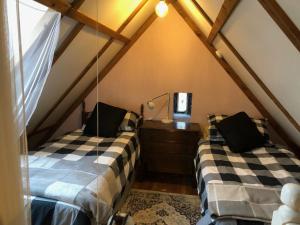Кровать или кровати в номере Sweet Meadow A delightful romantic thatched cottage by river Shannon on 4 acres is for peace party family or work from home