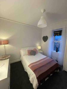 um quarto com uma cama e uma janela em Wellington Retreat em Montrose