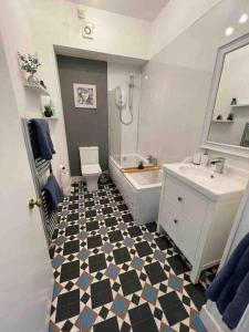 a bathroom with a black and white checkered floor at Wellington Retreat in Montrose
