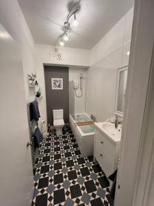 La salle de bains est pourvue d'un sol en damier noir et blanc. dans l'établissement Wellington Retreat, à Montrose