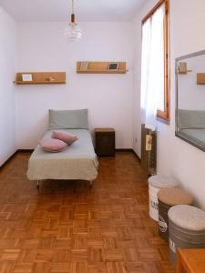 Cette chambre comprend un lit avec 2 oreillers roses. dans l'établissement ( Art Of Relax ) La Casa dei 4 pini, à Cervia