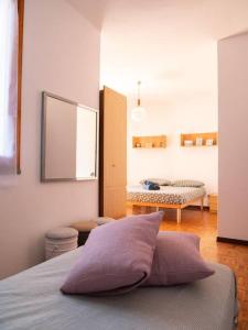 una camera con un letto e uno specchio di ( Art Of Relax ) La Casa dei 4 pini a Cervia