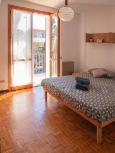 una camera con un letto e una grande finestra di ( Art Of Relax ) La Casa dei 4 pini a Cervia