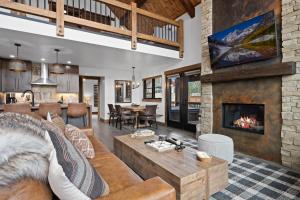 Ruang duduk di New Luxury Cabin! Fireplace and Jacuzzi!