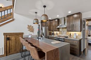 Dapur atau dapur kecil di New Luxury Cabin! Fireplace and Jacuzzi!