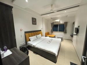 Postel nebo postele na pokoji v ubytování Hotel Gulmohar
